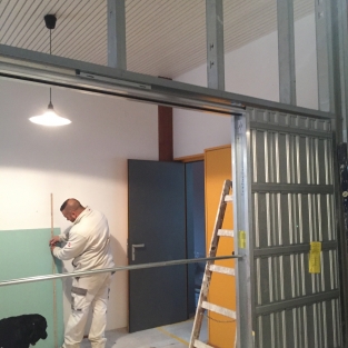 Cloison avec porte coulissante intégrée