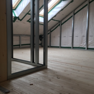Cloison avec plafond mansardé